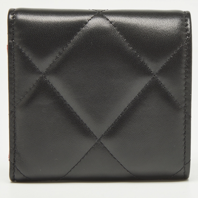 مملوكة مسبقًا Chanel Black Quilted Leather 19 Trifold Wallet