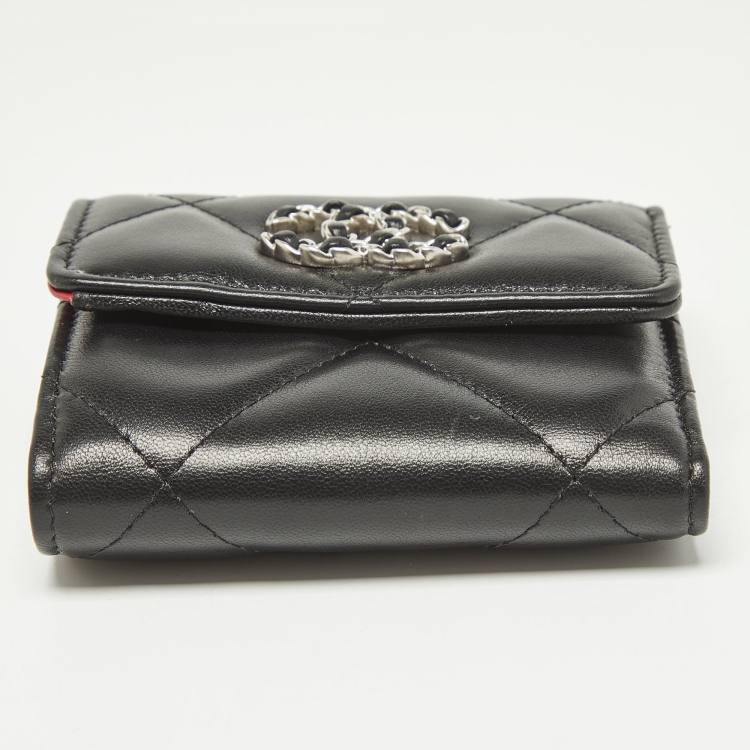 مملوكة مسبقًا Chanel Black Quilted Leather 19 Trifold Wallet