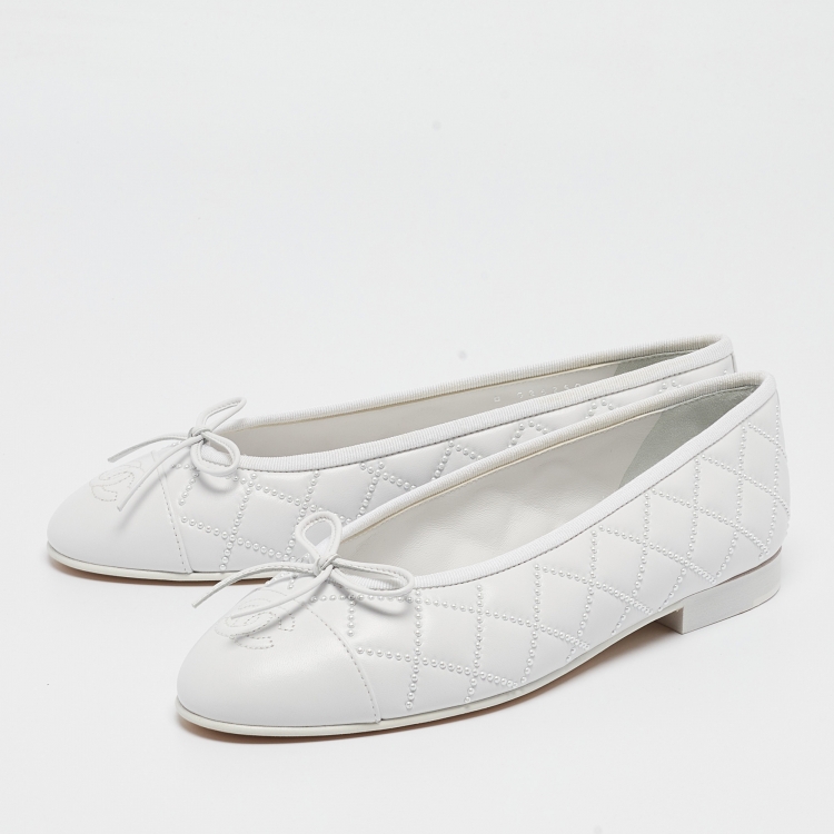 CHANEL 37 パール　パンプス　ホワイト白 Chanel White Leather Pearl Embellished CC Bow Ballet Flats