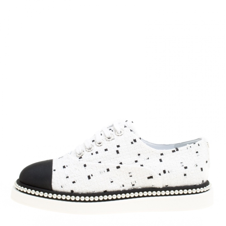Pre Owned Chanel Monochrome Tweed and Canvas Cap Toe Faux Pearl Trim Oxfords Size 40