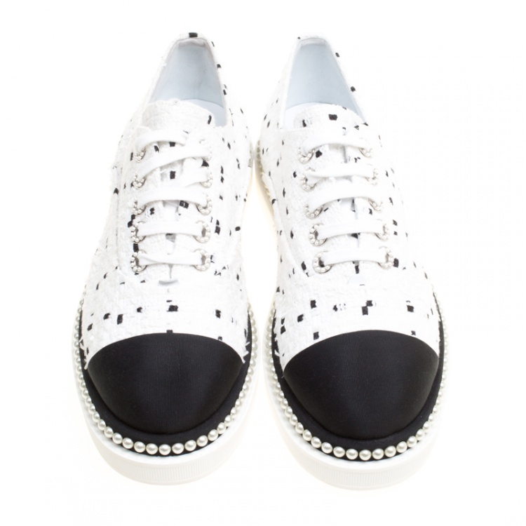 Pre Owned Chanel Monochrome Tweed and Canvas Cap Toe Faux Pearl Trim Oxfords Size 40
