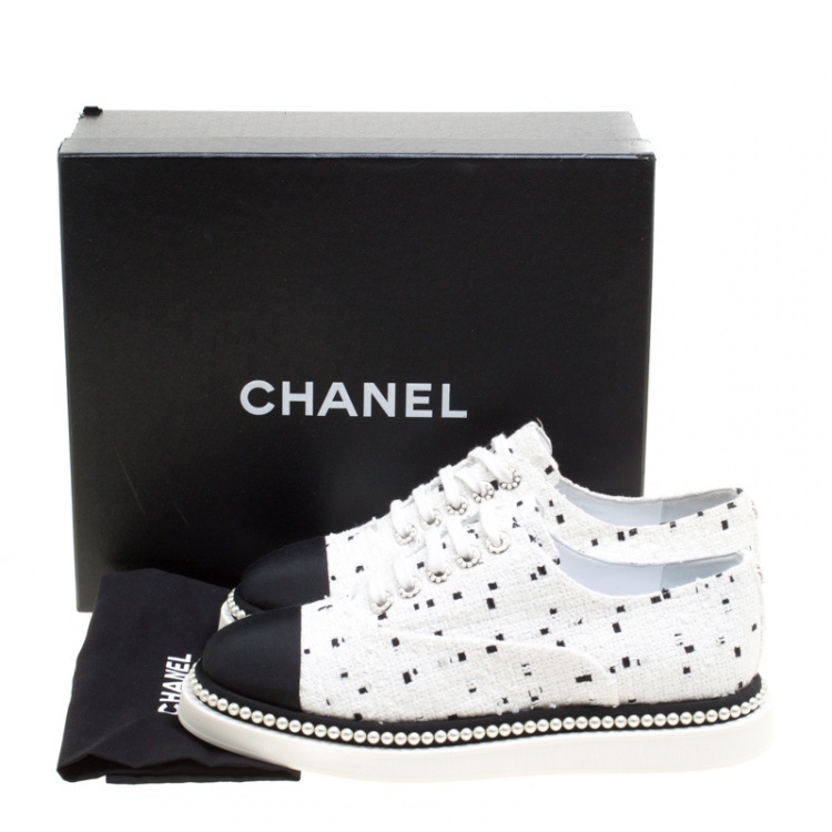 Pre Owned Chanel Monochrome Tweed and Canvas Cap Toe Faux Pearl Trim Oxfords Size 40