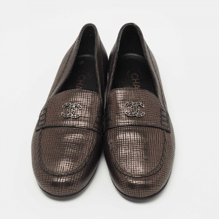 Pre Owned Chanel Metallic Textured Leather CC Chain Loafers Size 36.5