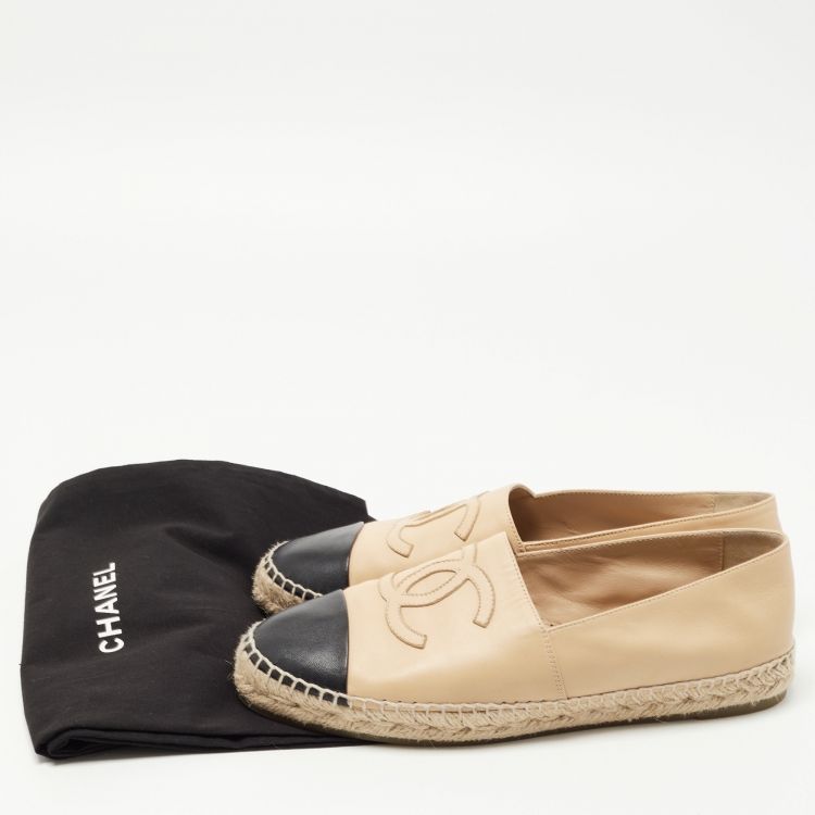 Pre Owned Chanel Beige/Black Leather Cap Toe CC Espadrille Flats Size 42