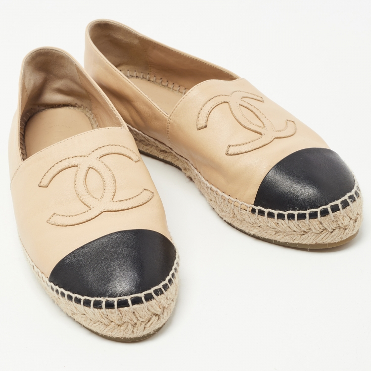 Pre Owned Chanel Beige/Black Leather Cap Toe CC Espadrille Flats Size 42