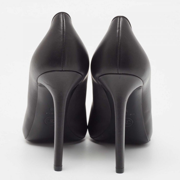 Pre Owned Chanel Black Leather Embellishment Camellia Pumps Size 39