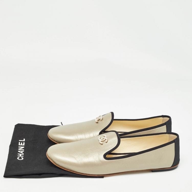 Pre Owned Chanel Metallic/Black Leather and Canvas Faux Pearl CC Slip On Loafers Size 41.5 