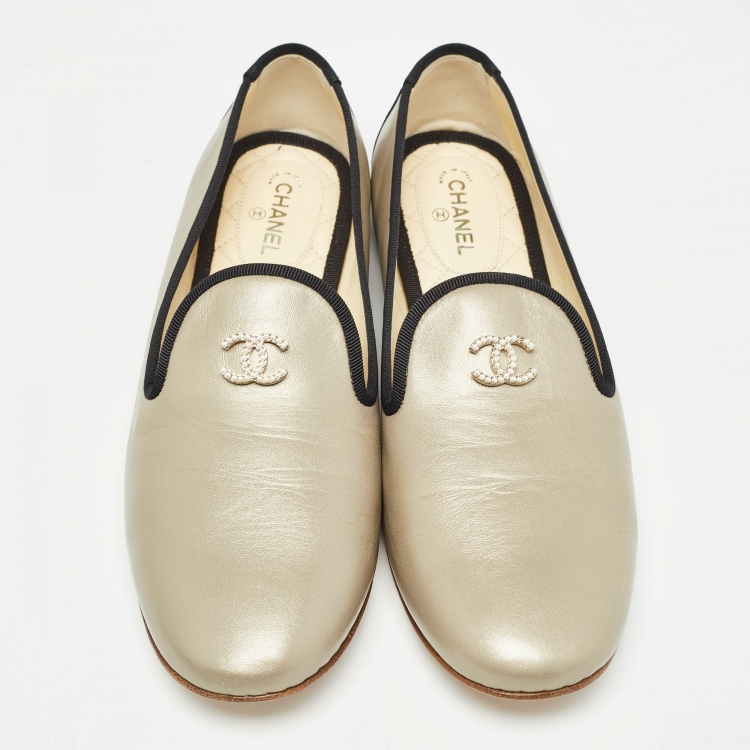 Pre Owned Chanel Metallic/Black Leather and Canvas Faux Pearl CC Slip On Loafers Size 41.5 