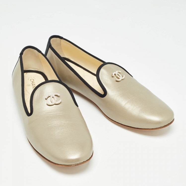Pre Owned Chanel Metallic/Black Leather and Canvas Faux Pearl CC Slip On Loafers Size 41.5 