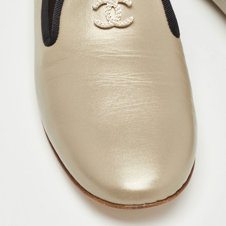 Pre Owned Chanel Metallic/Black Leather and Canvas Faux Pearl CC Slip On Loafers Size 41.5 