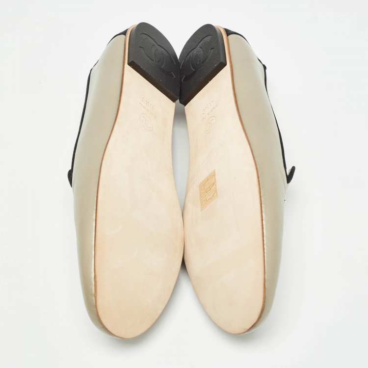Pre Owned Chanel Metallic/Black Leather and Canvas Faux Pearl CC Slip On Loafers Size 41.5 