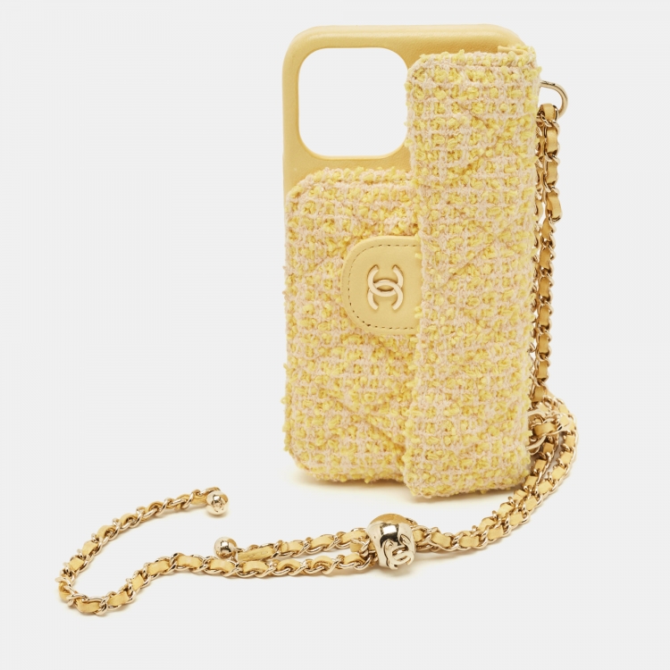 مملوكة مسبقًا جراب آيفون 12 برو ماكس شانيل مبطن تويد أصفر مزين بشعار الماركة سي سي مع حزام