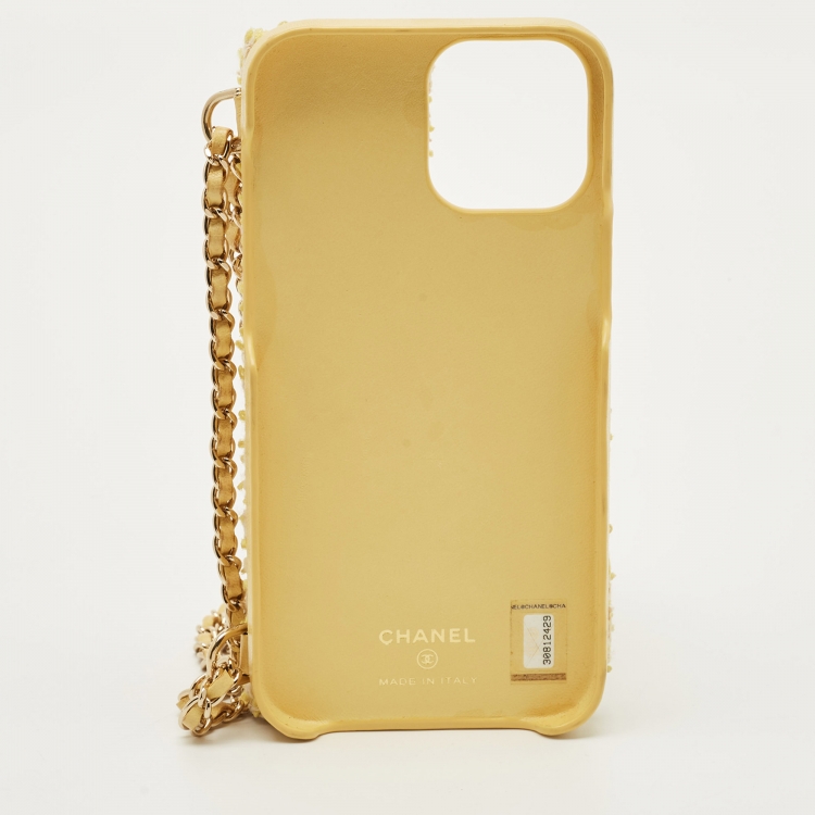 مملوكة مسبقًا جراب آيفون 12 برو ماكس شانيل مبطن تويد أصفر مزين بشعار الماركة سي سي مع حزام