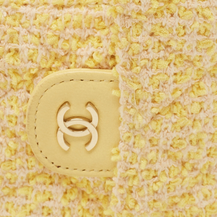 مملوكة مسبقًا جراب آيفون 12 برو ماكس شانيل مبطن تويد أصفر مزين بشعار الماركة سي سي مع حزام