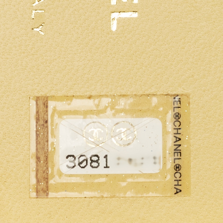 مملوكة مسبقًا جراب آيفون 12 برو ماكس شانيل مبطن تويد أصفر مزين بشعار الماركة سي سي مع حزام