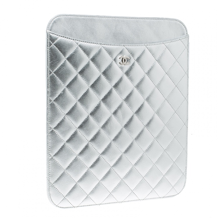 مملوكة مسبقًا Chanel Silver Quilted Leather IPad Case