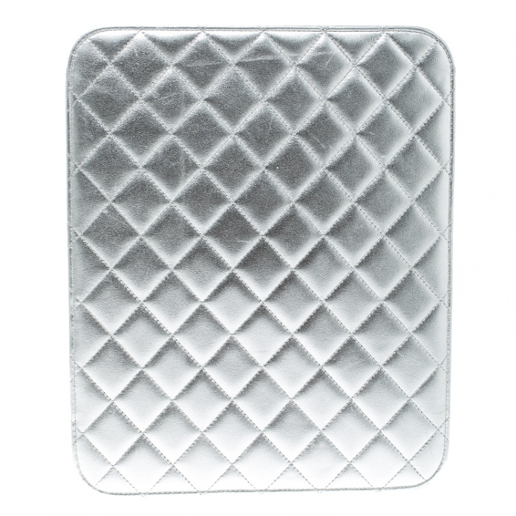 مملوكة مسبقًا Chanel Silver Quilted Leather IPad Case