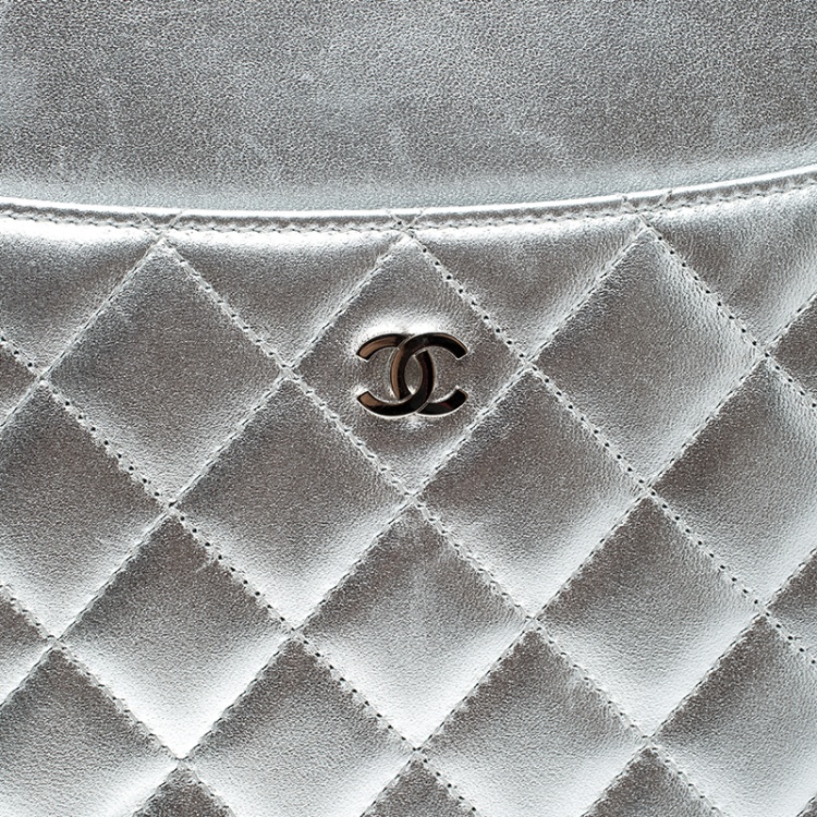 مملوكة مسبقًا Chanel Silver Quilted Leather IPad Case