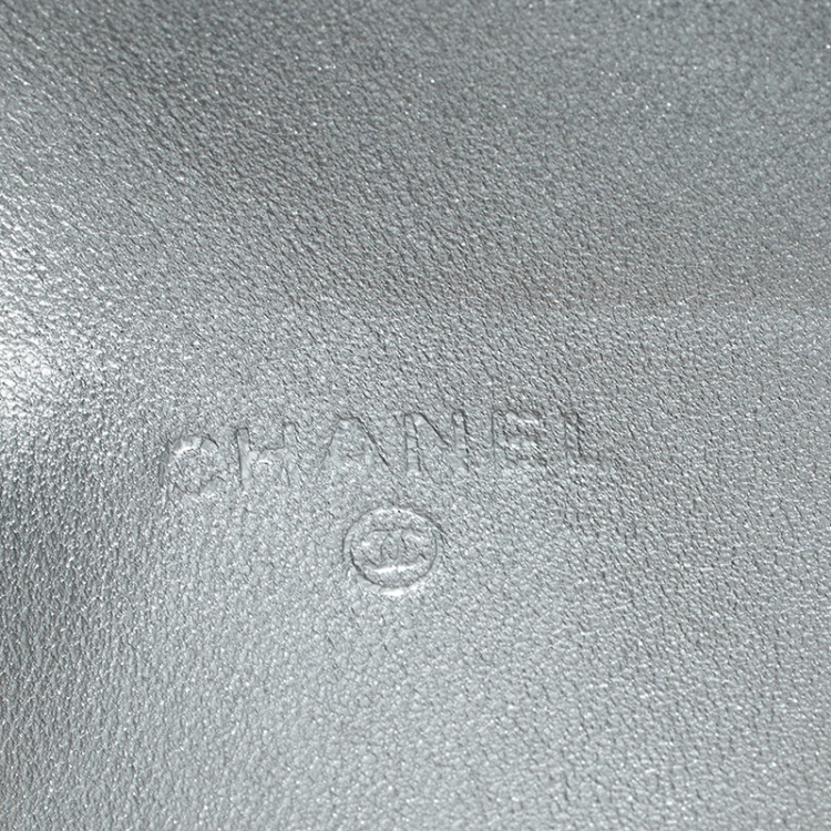 مملوكة مسبقًا Chanel Silver Quilted Leather IPad Case