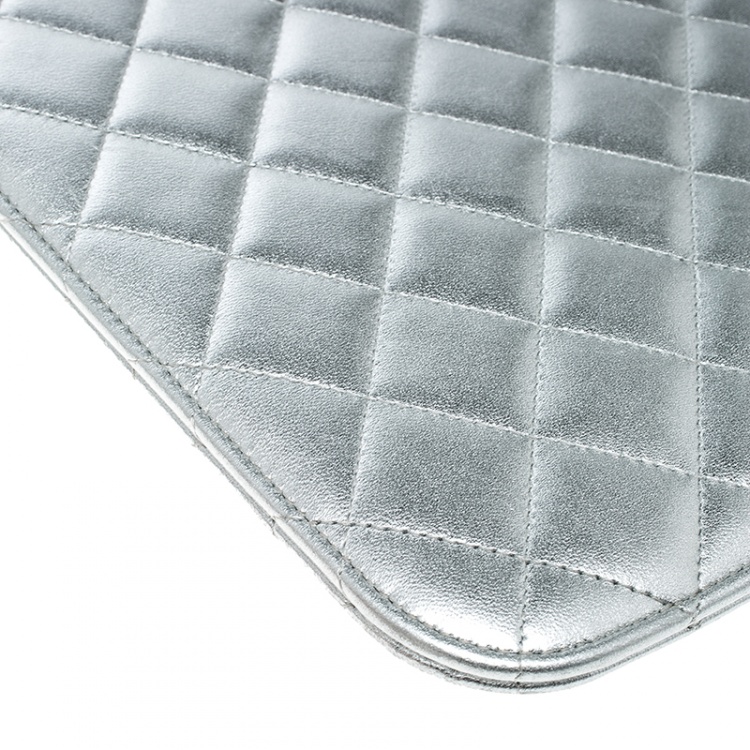 مملوكة مسبقًا Chanel Silver Quilted Leather IPad Case