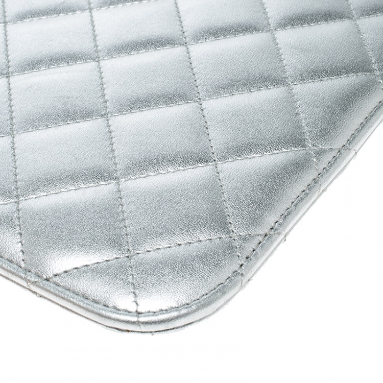 مملوكة مسبقًا Chanel Silver Quilted Leather IPad Case