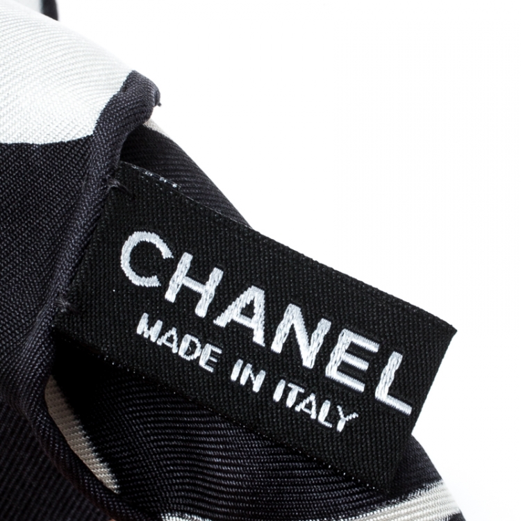 مملوكة مسبقًا Chanel Black Camellia and CC Logo Print Silk Square Scarf