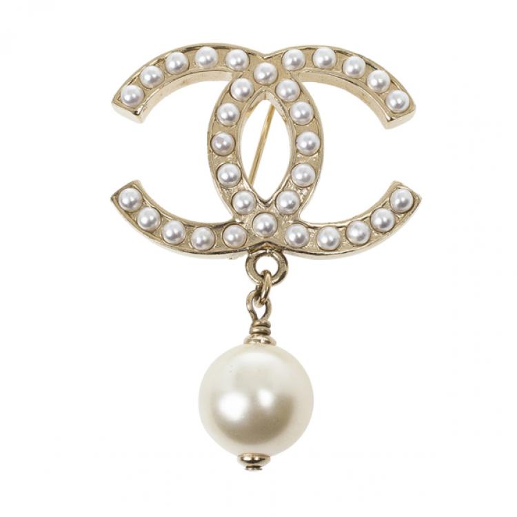 Pearl brooch hi-res stock photography and images - Alamy