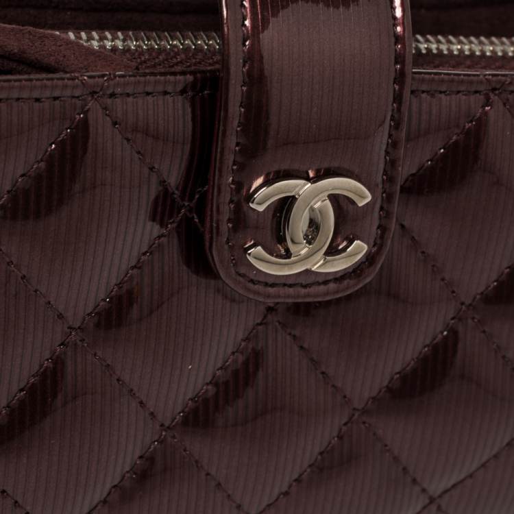 Pre Owned Chanel Burgundy Quilted Patent Leather CC Phone Holder 