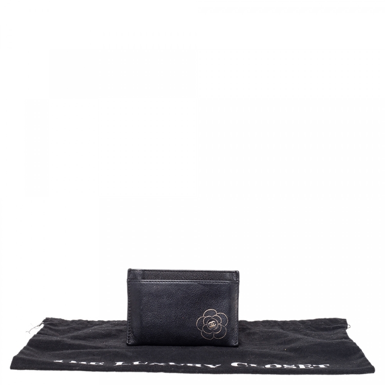 مملوكة مسبقًا Chanel Black Leather CC Camellia Embossed Card Holder