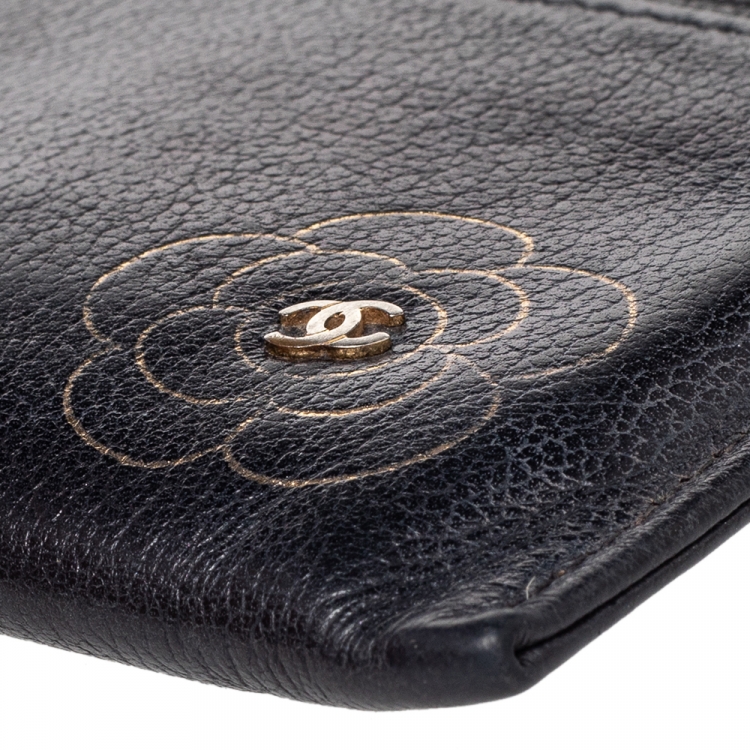 مملوكة مسبقًا Chanel Black Leather CC Camellia Embossed Card Holder