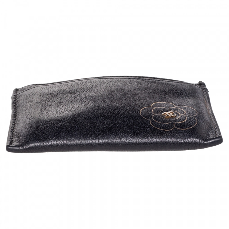 مملوكة مسبقًا Chanel Black Leather CC Camellia Embossed Card Holder