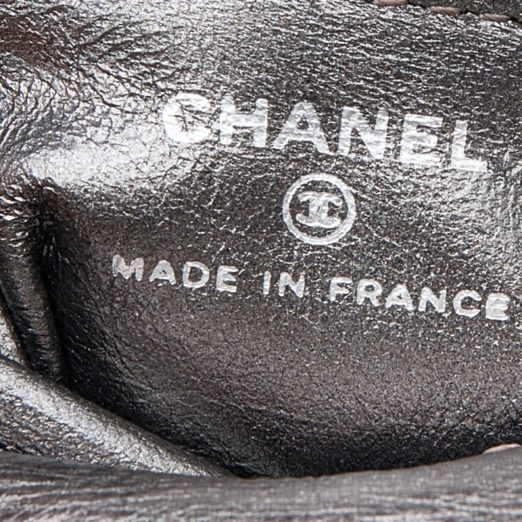 Pre Owned Chanel Metallic Silver Quilted Crinkled Leather Reissue Phone Holder 