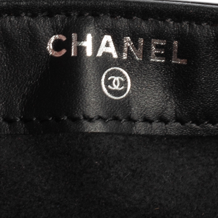 مملوكة مسبقًا Chanel Black Patent Leather Boy Phone Pouch