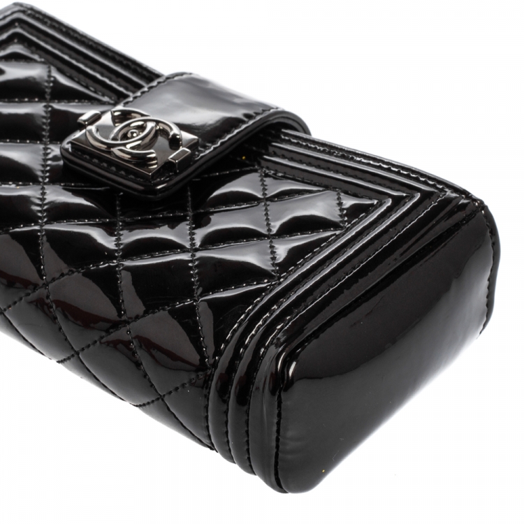 مملوكة مسبقًا Chanel Black Patent Leather Boy Phone Pouch