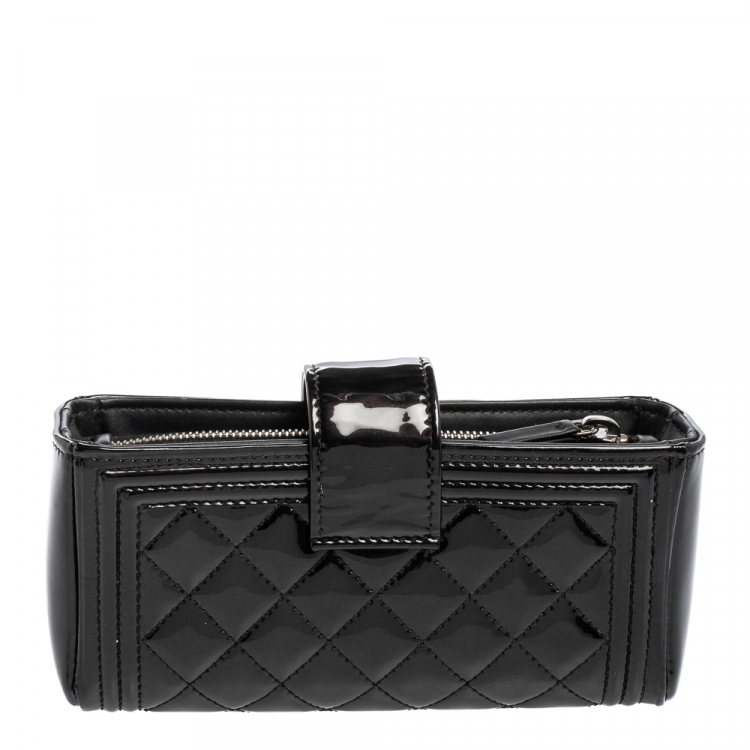 مملوكة مسبقًا Chanel Black Patent Leather Boy Phone Pouch