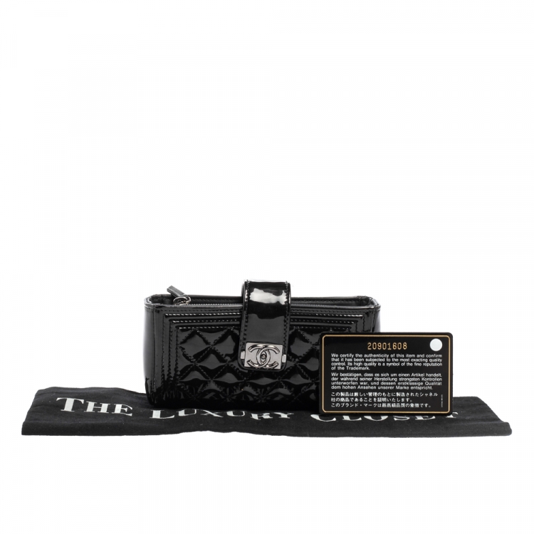 مملوكة مسبقًا Chanel Black Patent Leather Boy Phone Pouch