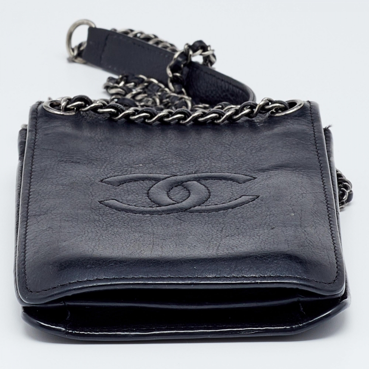 مملوكة مسبقًا Chanel Black Leather CC Crossbody Phone Holder