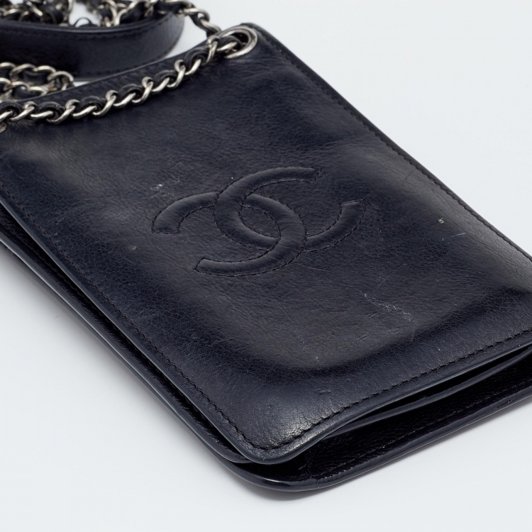 مملوكة مسبقًا Chanel Black Leather CC Crossbody Phone Holder