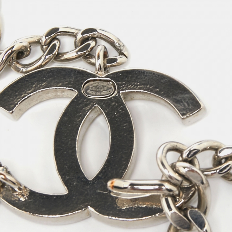 Pre Owned Chanel Silver Tone Enamel CC Charm Chain Belt