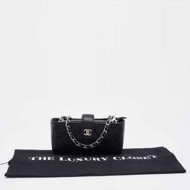 Pre Owned Chanel Black Quilted Leather CC Chain Phone Pouch