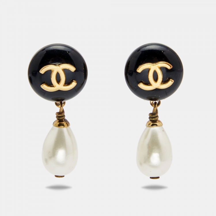 Belønning svag Arctic Chanel CC Resin Faux Pearl Gold Tone Drop Earrings Chanel | TLC