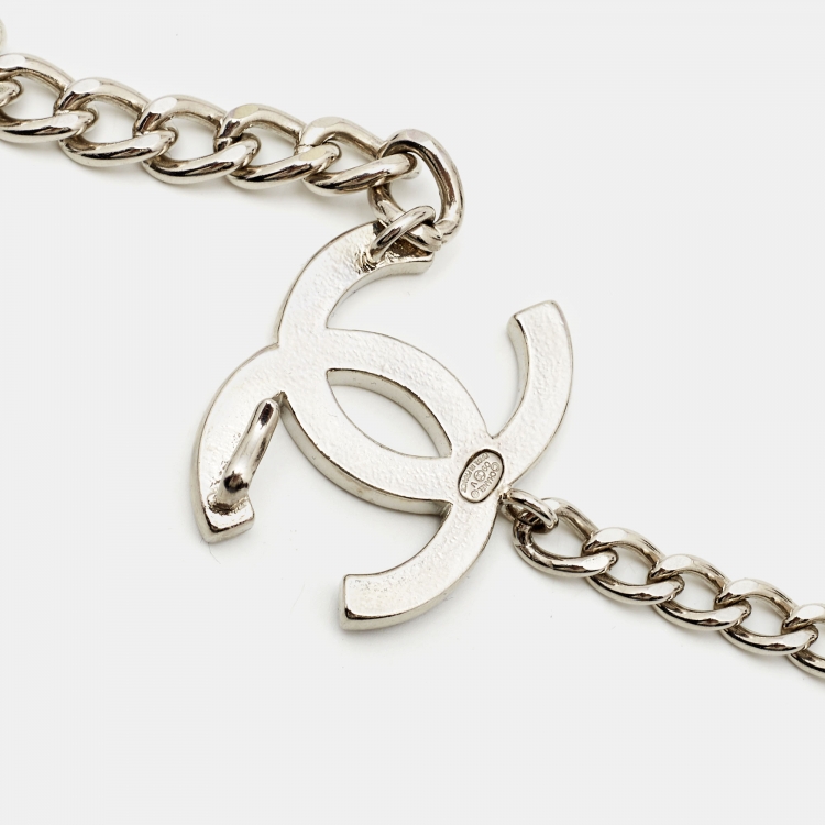 Pre Owned Chanel Silver Tone Enamel CC Charm Chain Belt