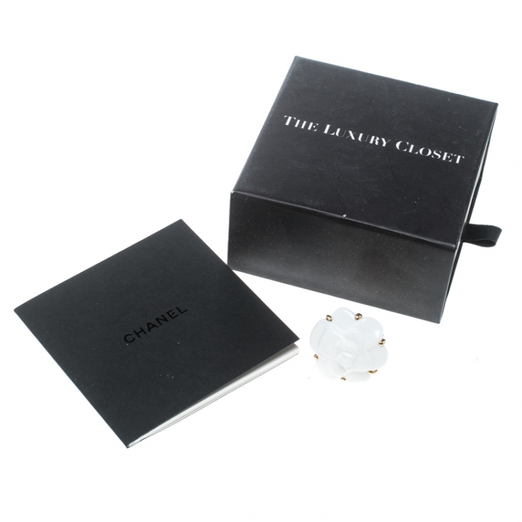 Pre Owned Chanel Camelia White Agate Flower 18K Yellow Gold Ring Size 51