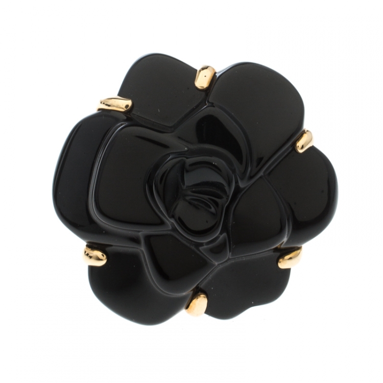 Pre Owned Chanel Camelia Carved Onyx 18K Yellow Flower Cocktail Gold Ring Size 50