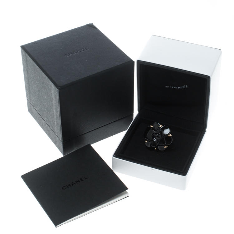 Pre Owned Chanel Camelia Carved Onyx 18K Yellow Flower Cocktail Gold Ring Size 50