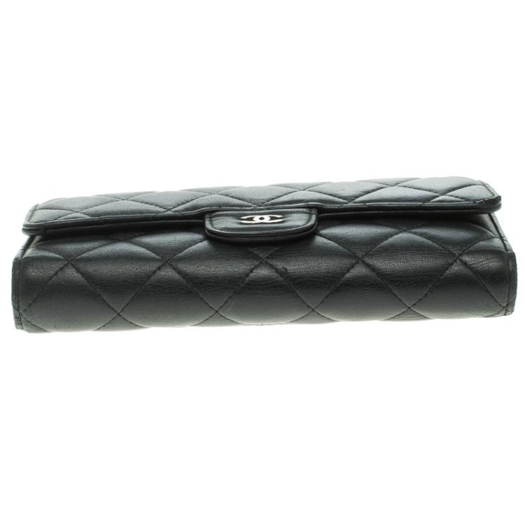 Pre Owned Chanel Black Quilted Leather Classic Flap Wallet