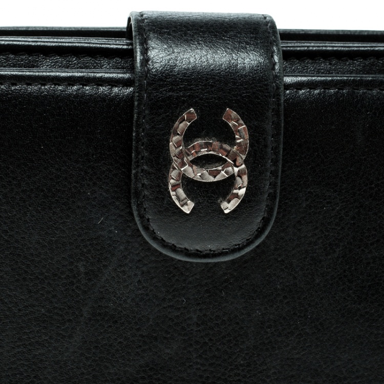مملوكة مسبقًا Chanel Black Leather CC Bifold Wallet