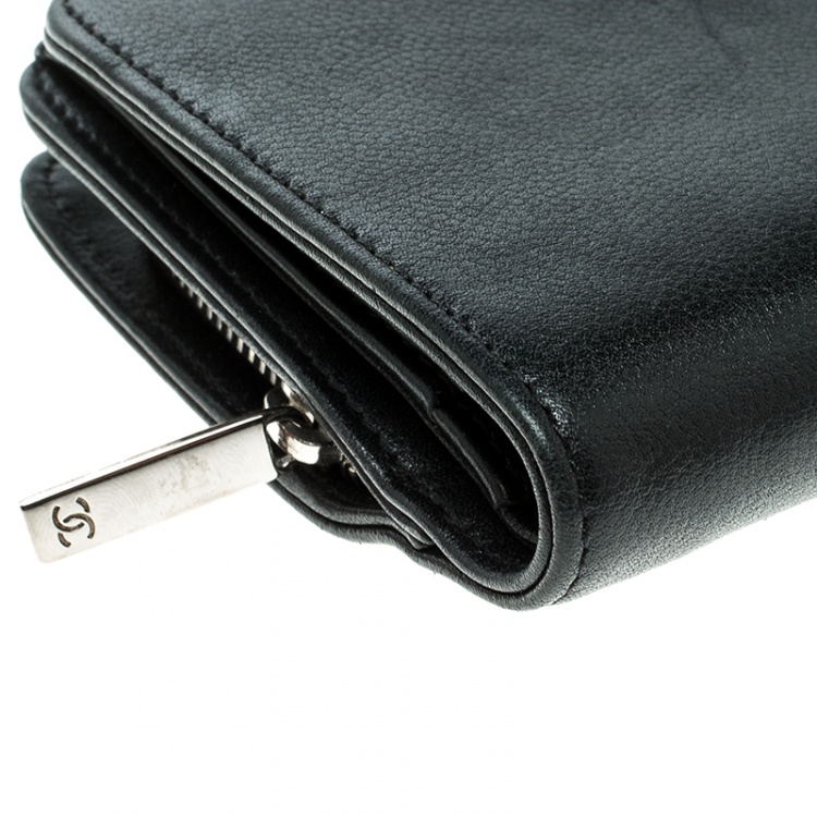 مملوكة مسبقًا Chanel Black Leather CC Bifold Wallet