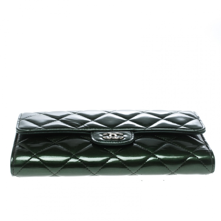 Pre Owned Chanel Green Quilted Leather Classic Flap Wallet