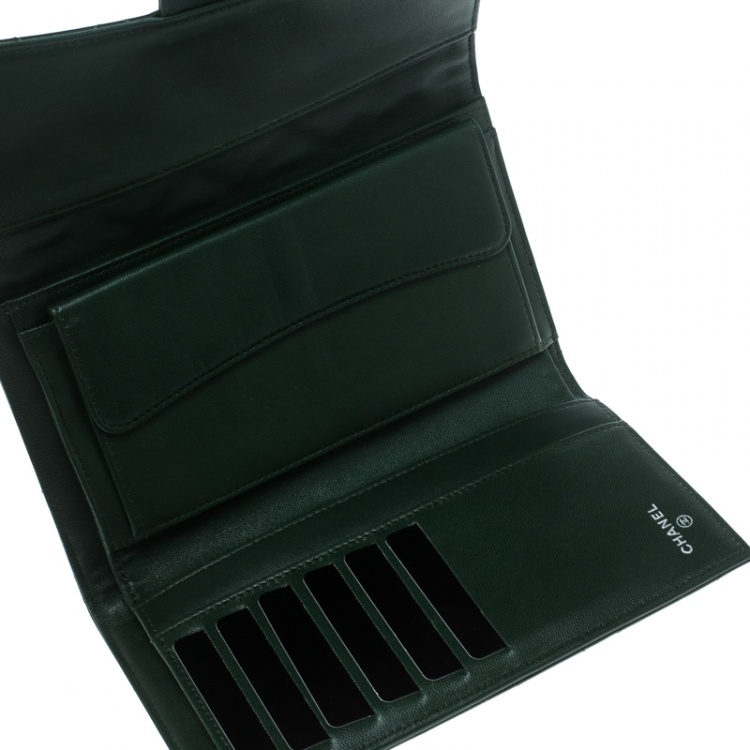 Pre Owned Chanel Green Quilted Leather Classic Flap Wallet